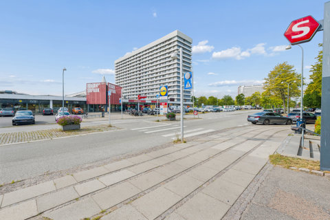 Indflytningsklar lejlighed med køkken-alrum og panoramaudsigt over København.