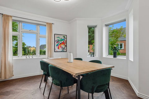TIP TOP lækker herskabelig villa med charme, elegance og central beliggenhed