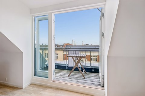 LYS OG LÆKKER PENTHOUSELEJLIGHED MED KÆMPE KØKKEN/ALRUM