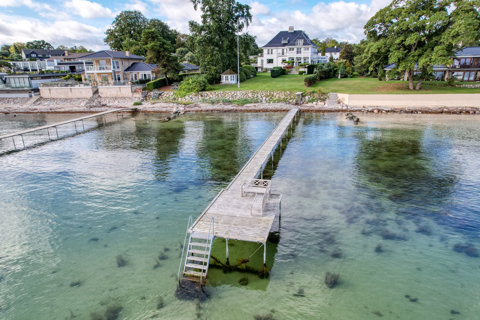 Pragtvilla på stor grund direkte til Øresund