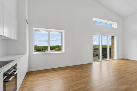 Moderne penthouse med elevator, altan og fantastisk loftshøjde samt udsigt til Lyngby Sø