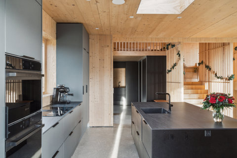 Moderne arkitektur med udsigt over marker og vand