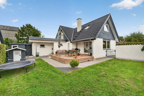 Særdeles velholdt villa ved gadekæret i Ganløse