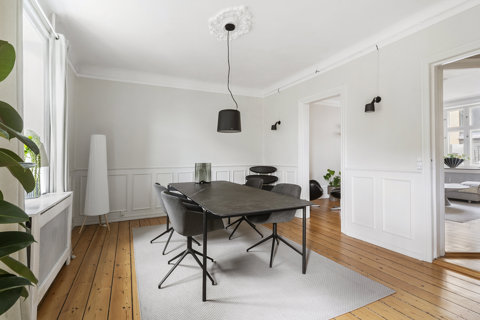 Klassisk Frederiksberg-lejlighed med højt til loftet, sydvendt altan og smukke detaljer