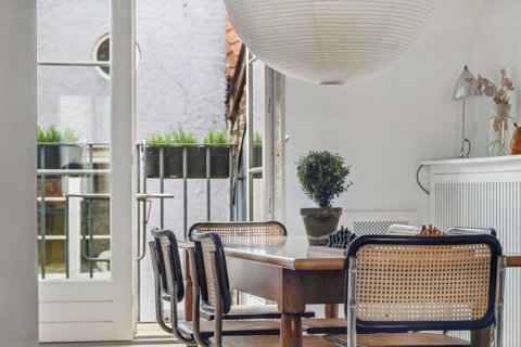 Smuk københavner lejlighed med sydvendt altan og udsigt til Helligåndskirken.