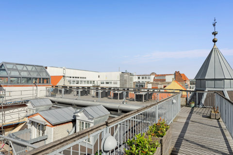 Lys og indbydende lejlighed med elevator og stor fælles tagterrasse