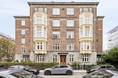 Herskabslejlighed øverst oppe med 2 altaner & Frederiksberg Have som nabo