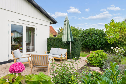 Velindrettet villa med skønne opholdsrum og sydvendt terrasse