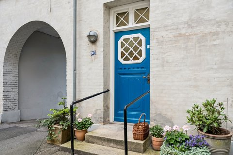 Herskabelig ejerlejlighed på 163 m² med to altaner og egen have.