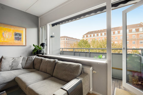 Indflytningsklar Østerbro-drøm med solrig, stor altan, elevator og P kælder